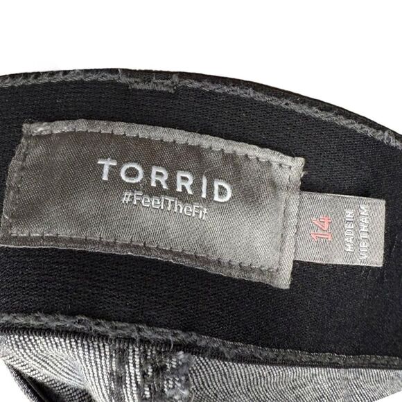 |EUC| TORRID Bombshell Bermuda 8” Short - Super Soft Black Wash - Picture 6 of 7